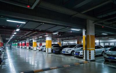 停車(chē)場(chǎng)天價(jià)停車(chē)費(fèi)引熱議 30萬(wàn)欠費(fèi)背后的人情與法理